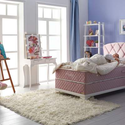 Pinky, un pat elegant de culoare roz